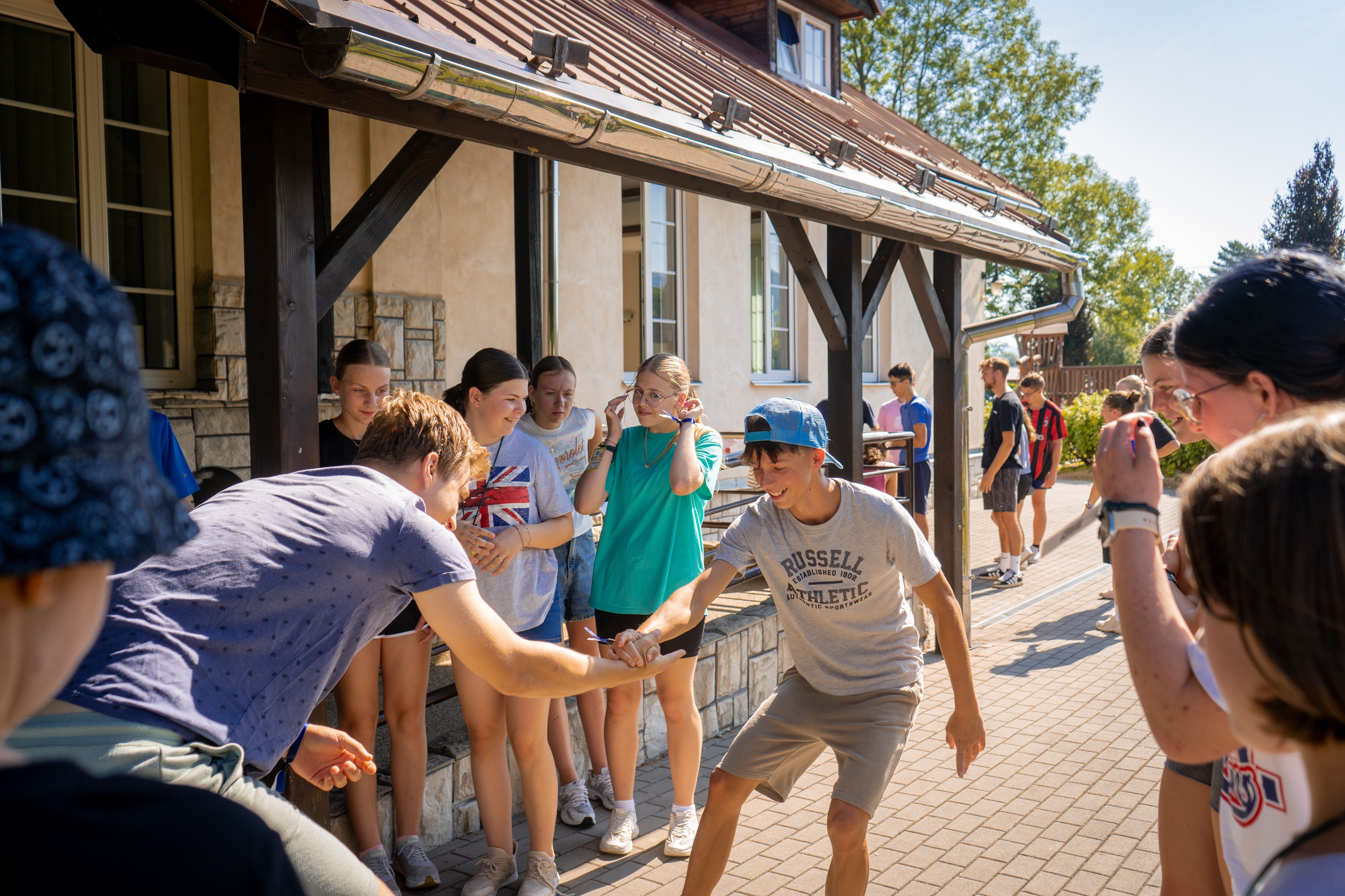 Mladí lidé na táboře